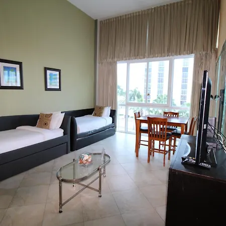 Castle B17 Contemporary Condo With Pool, Beach Access And Free Parking